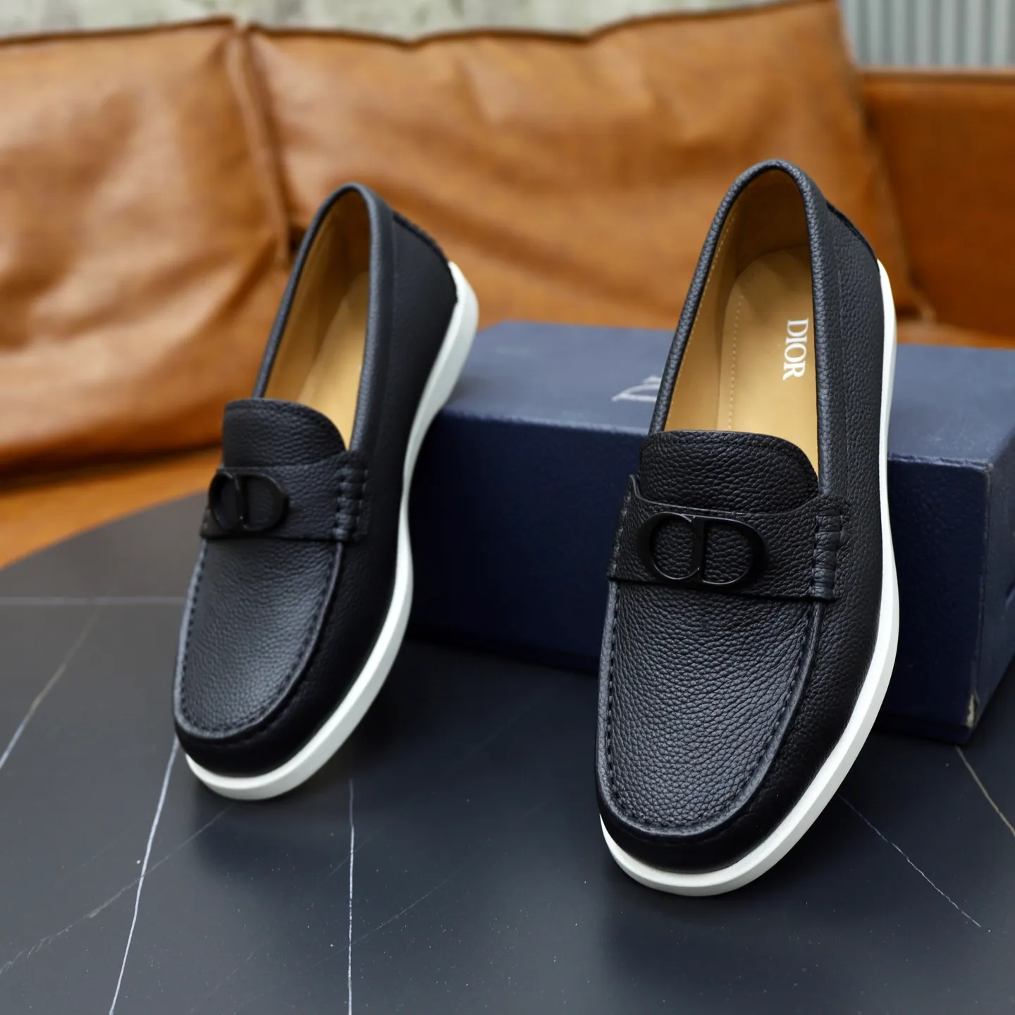 Ex-factory price: 540🙅‍♂️🙅‍♂️🙅‍♂️ Brand: Dior DIOR Standard code: Men's code 38/44 (45 can be customized) Grade: Same as the official website Material: Original cowhide stitching, cowhide lining, original TPU wear-resistant soft outsole Style categories: Leisure and sports version, footwear for driving, young fashion, European and American trends, British style Color: actual picture color